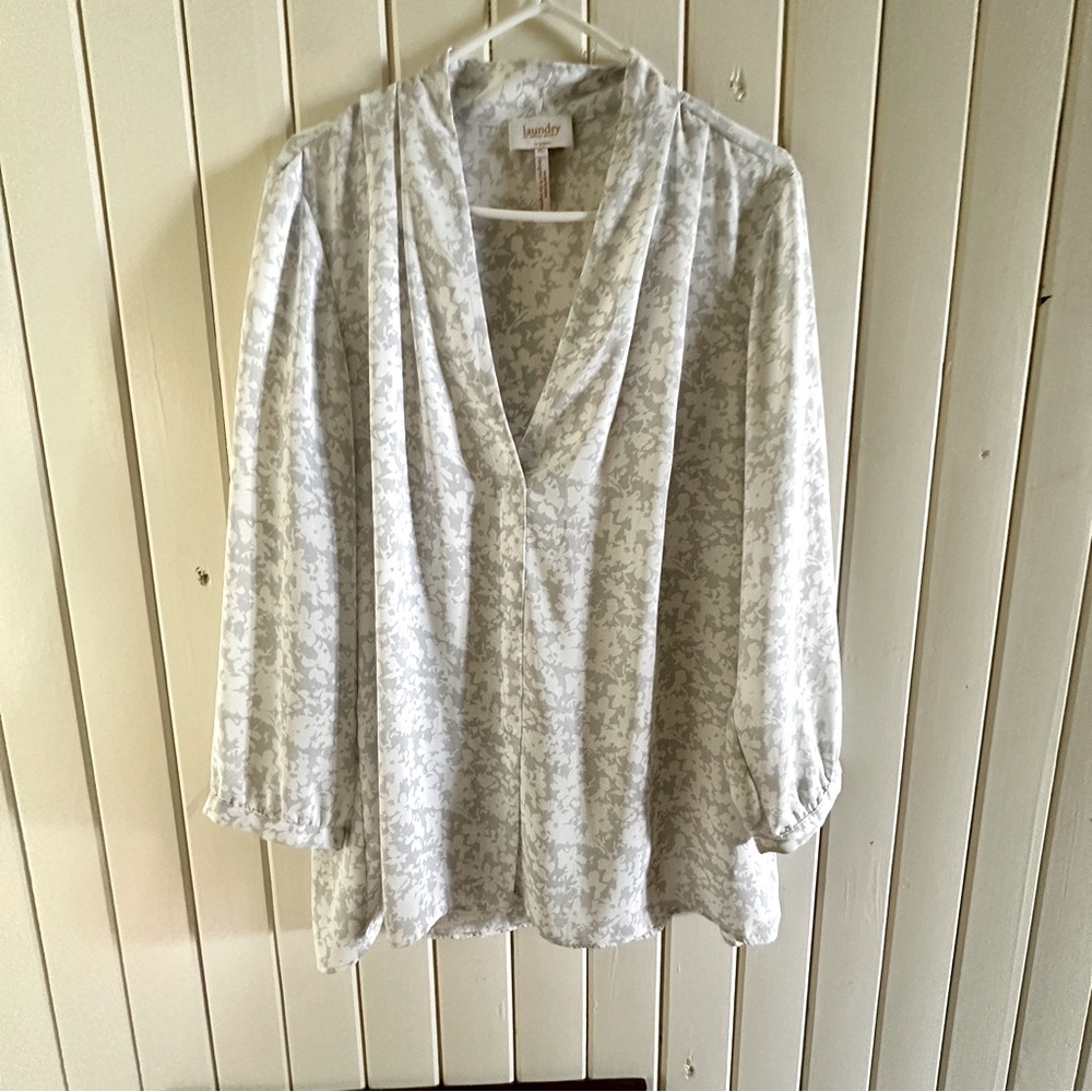 Laundry by Shelley Segal summer blouse. Grey & white print,new condition, size L